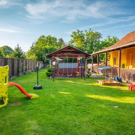 Fiesta Balaton شقة